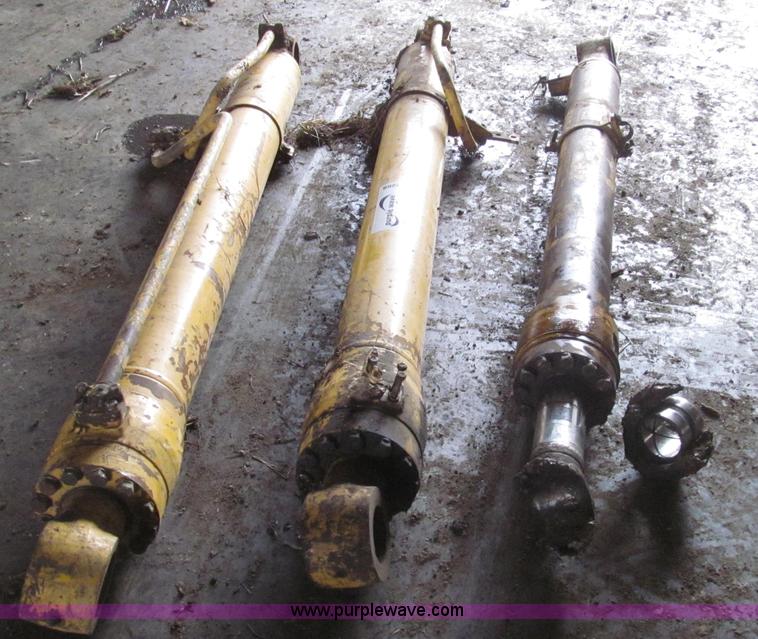 image for item G2268 Replacement cylinder for Komatsu 200 excavator