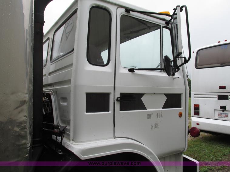 image for item G9427 1985 Mack MS200P cab over box truck