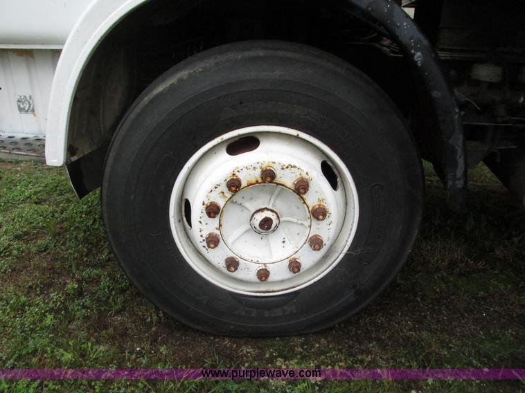 image for item G9427 1985 Mack MS200P cab over box truck