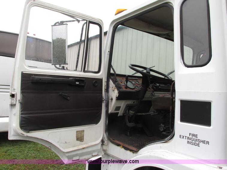 image for item G9427 1985 Mack MS200P cab over box truck