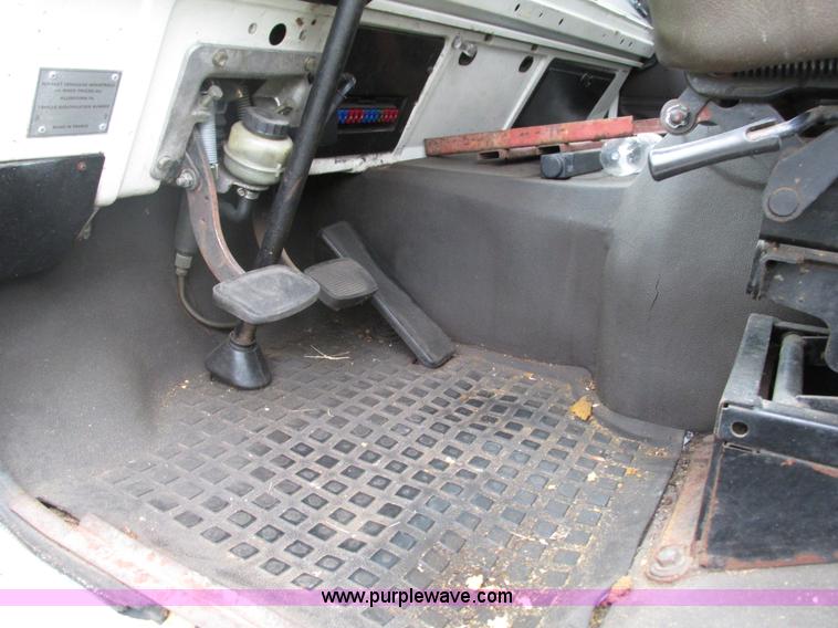 image for item G9427 1985 Mack MS200P cab over box truck