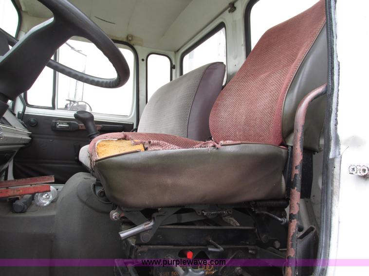 image for item G9427 1985 Mack MS200P cab over box truck