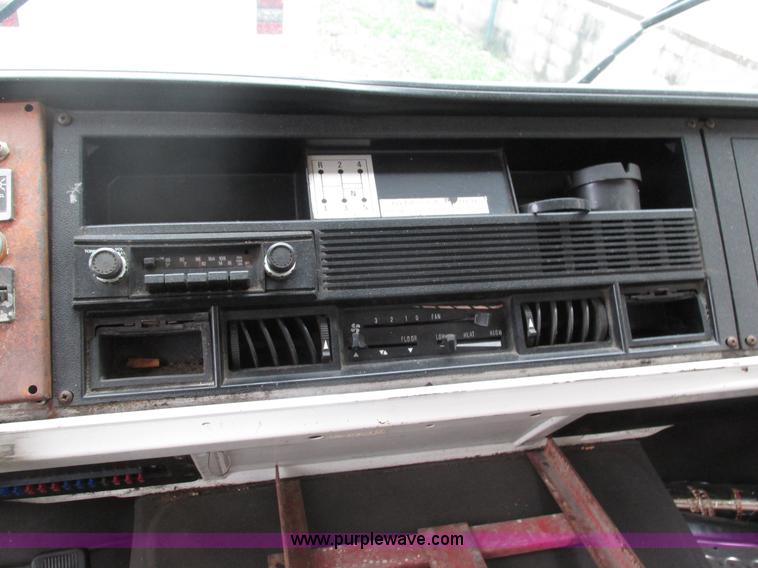 image for item G9427 1985 Mack MS200P cab over box truck