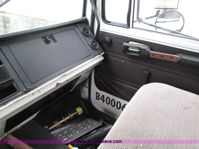 image for item G9427 1985 Mack MS200P cab over box truck