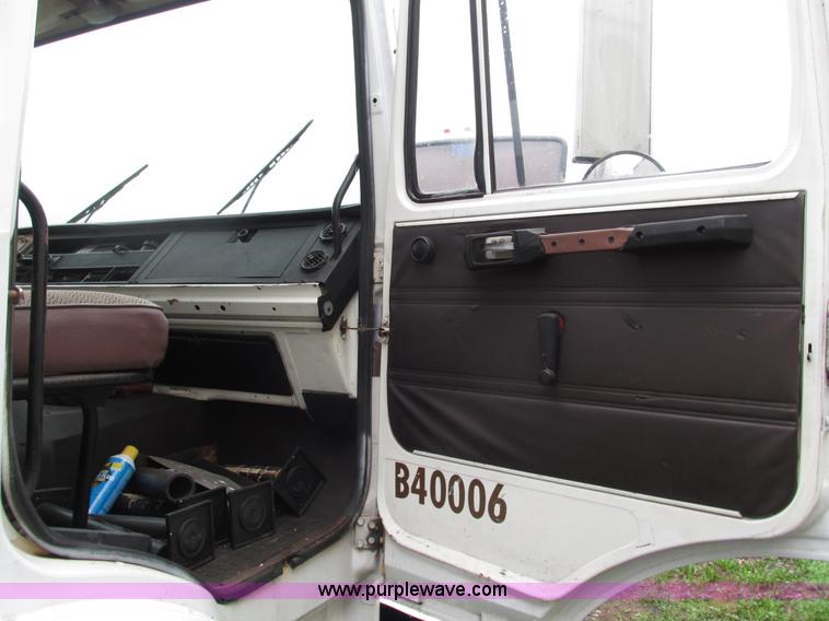 image for item G9427 1985 Mack MS200P cab over box truck