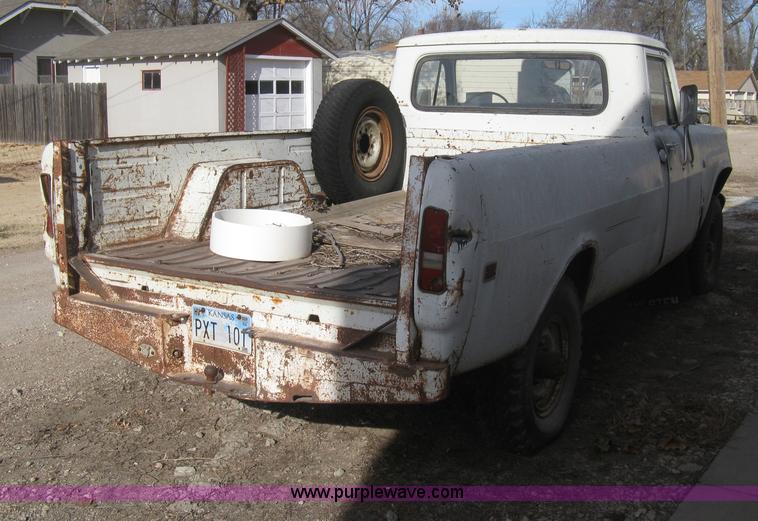 image for item H4276 1974 International pickup truck