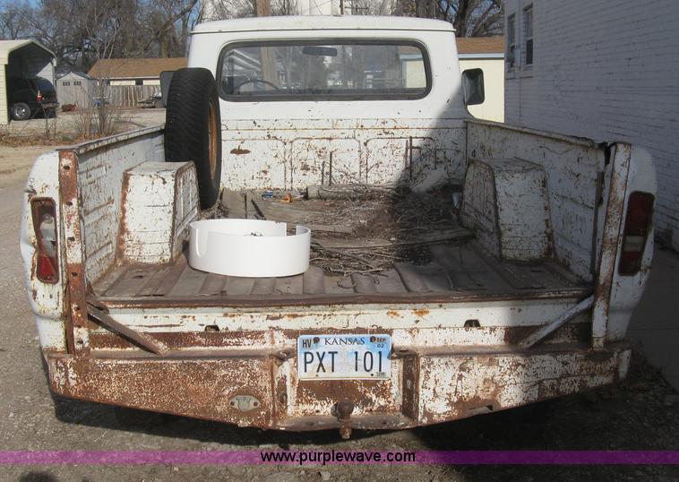 image for item H4276 1974 International pickup truck