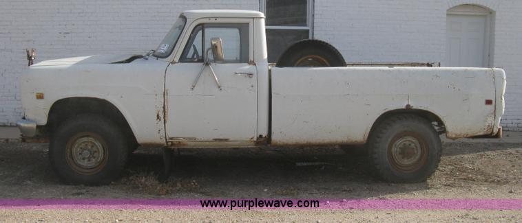 image for item H4276 1974 International pickup truck