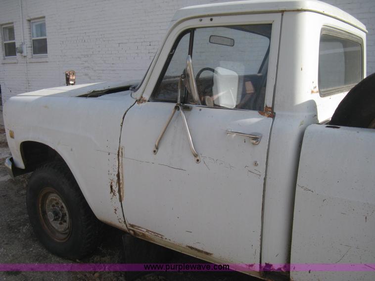 image for item H4276 1974 International pickup truck