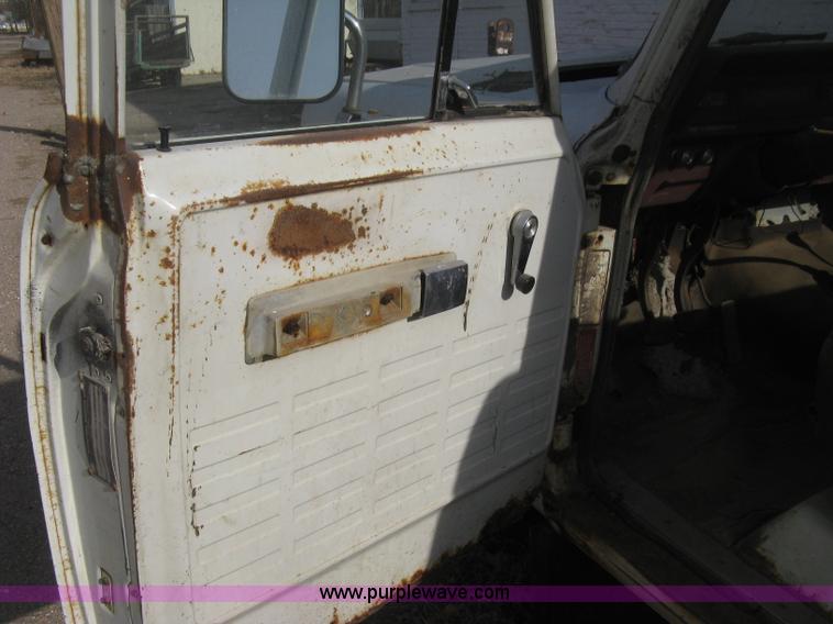image for item H4276 1974 International pickup truck