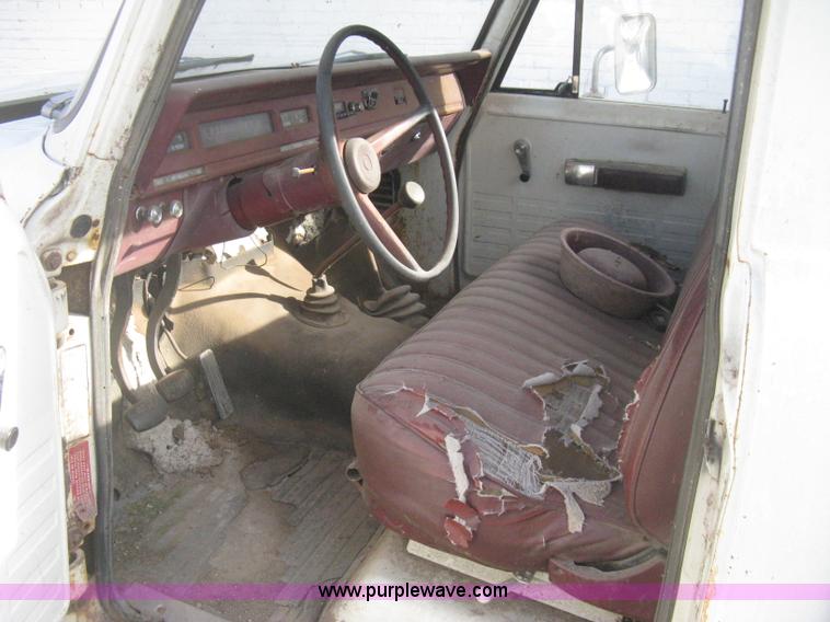 image for item H4276 1974 International pickup truck