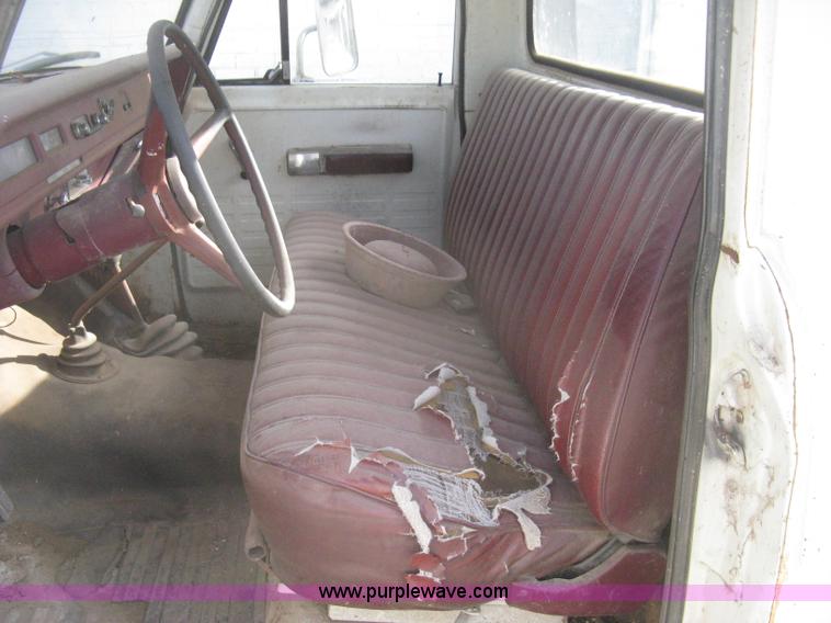 image for item H4276 1974 International pickup truck