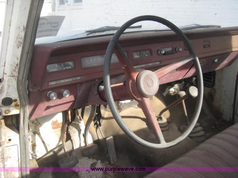 image for item H4276 1974 International pickup truck