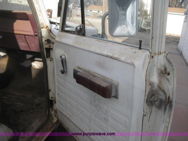 image for item H4276 1974 International pickup truck