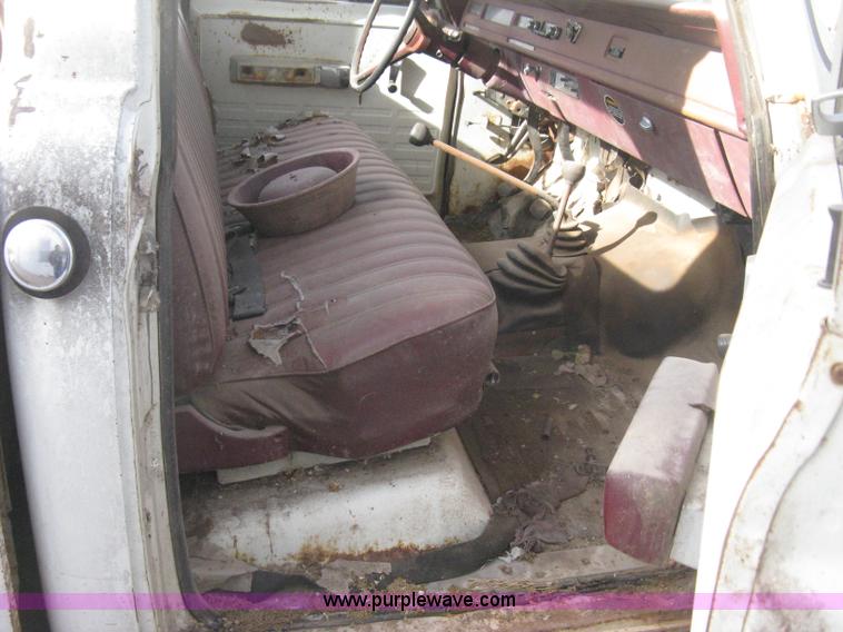 image for item H4276 1974 International pickup truck
