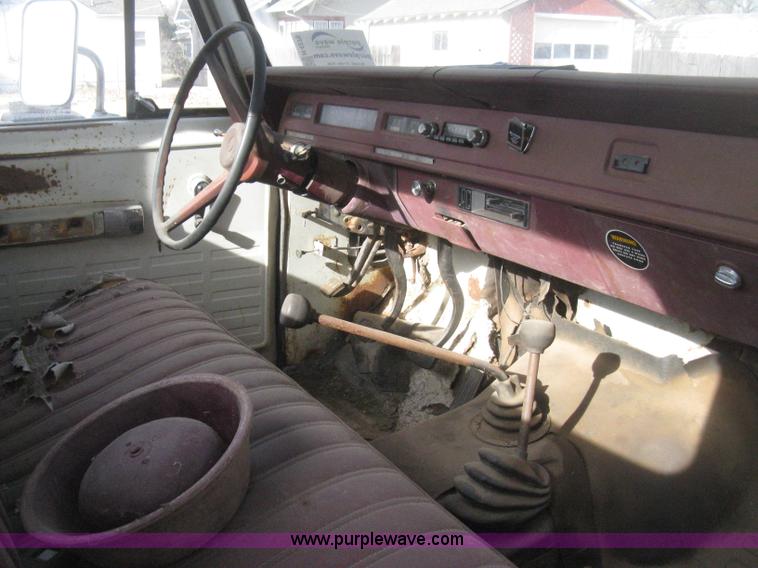 image for item H4276 1974 International pickup truck