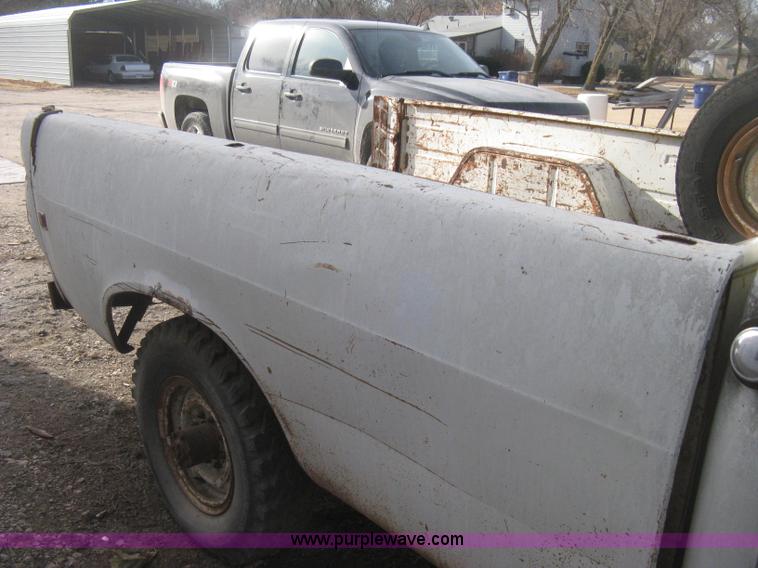 image for item H4276 1974 International pickup truck