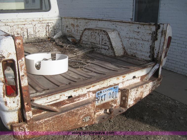 image for item H4276 1974 International pickup truck