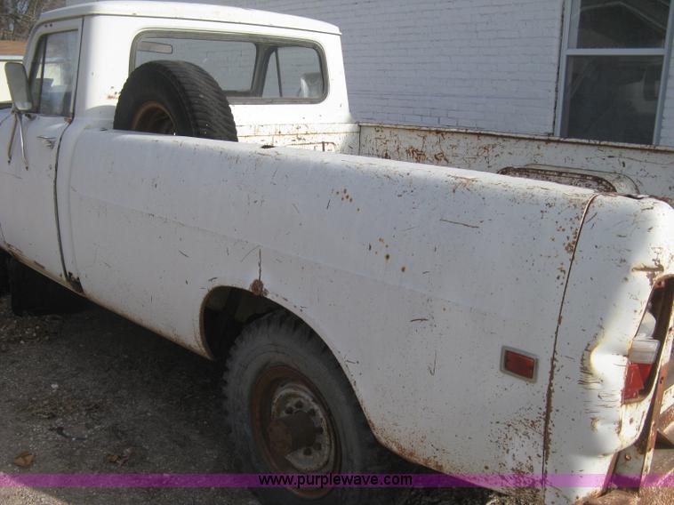 image for item H4276 1974 International pickup truck