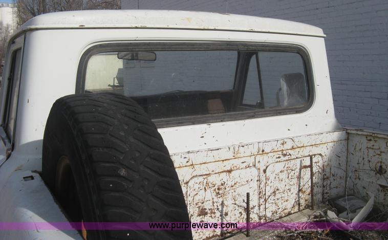image for item H4276 1974 International pickup truck