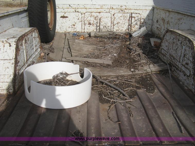 image for item H4276 1974 International pickup truck