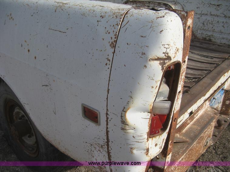 image for item H4276 1974 International pickup truck