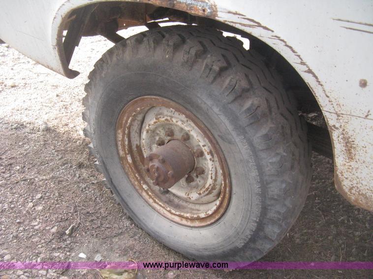 image for item H4276 1974 International pickup truck