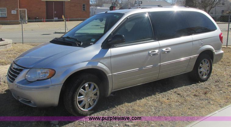 image for item H7721 2005 Chrysler Town & Country Limited van