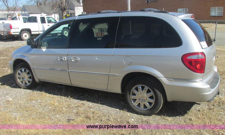 image for item H7721 2005 Chrysler Town & Country Limited van