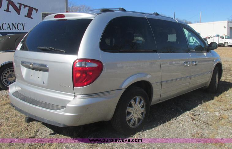 image for item H7721 2005 Chrysler Town & Country Limited van