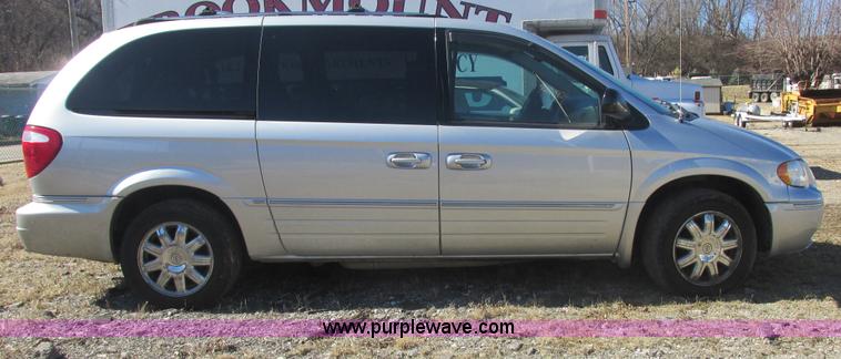 image for item H7721 2005 Chrysler Town & Country Limited van