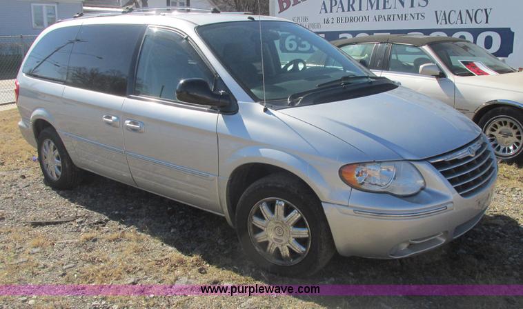 image for item H7721 2005 Chrysler Town & Country Limited van