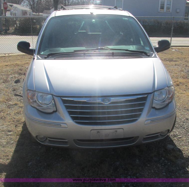 image for item H7721 2005 Chrysler Town & Country Limited van