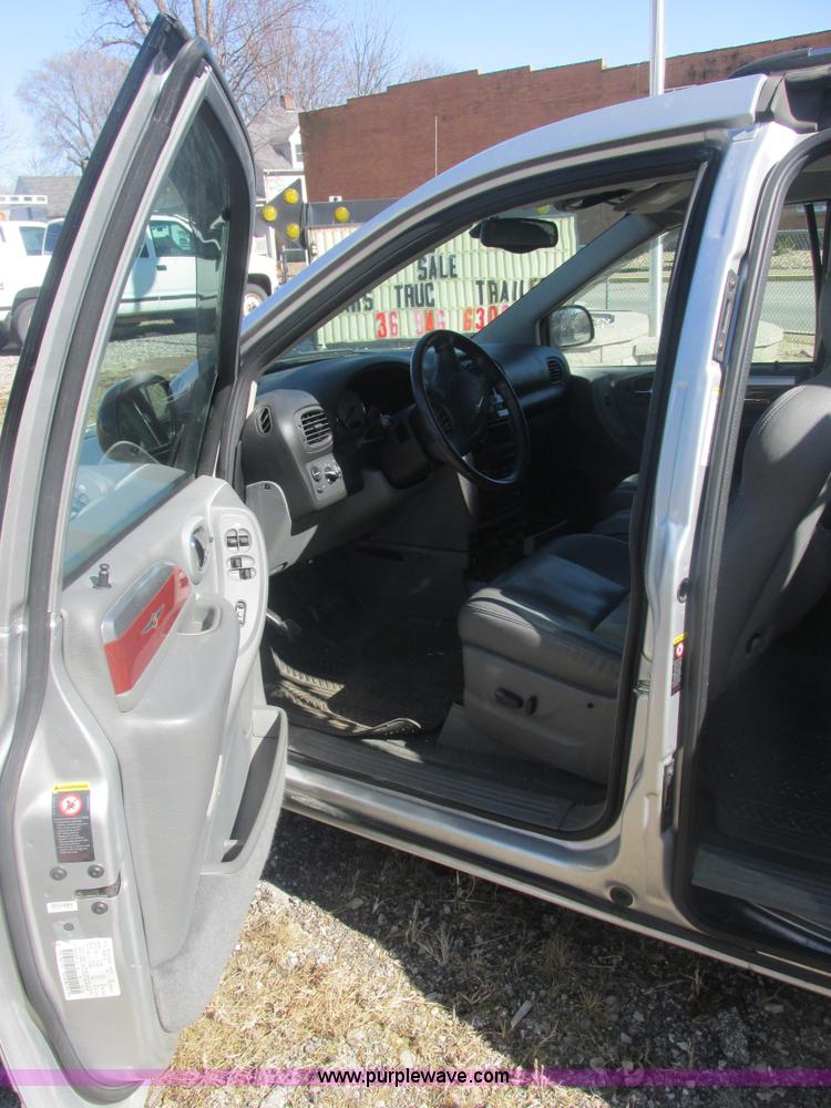 image for item H7721 2005 Chrysler Town & Country Limited van