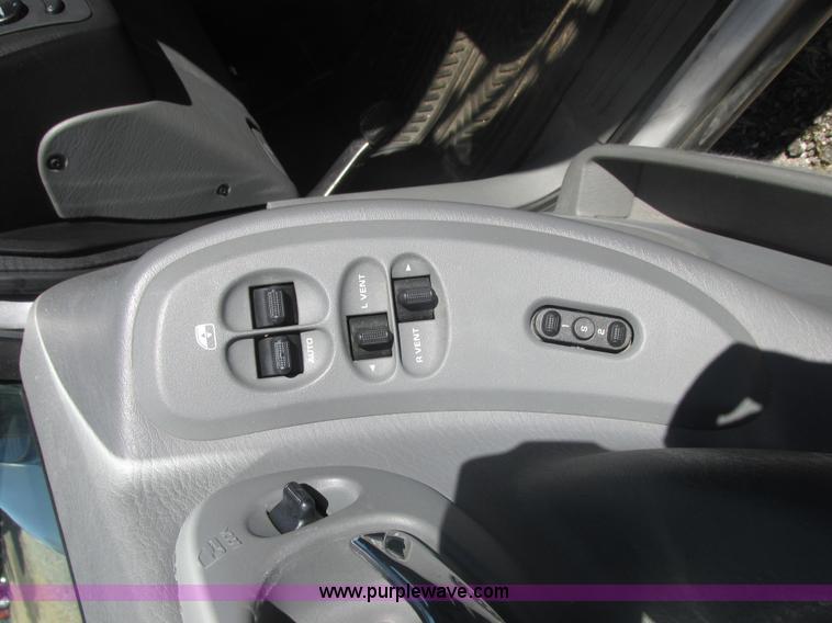 image for item H7721 2005 Chrysler Town & Country Limited van