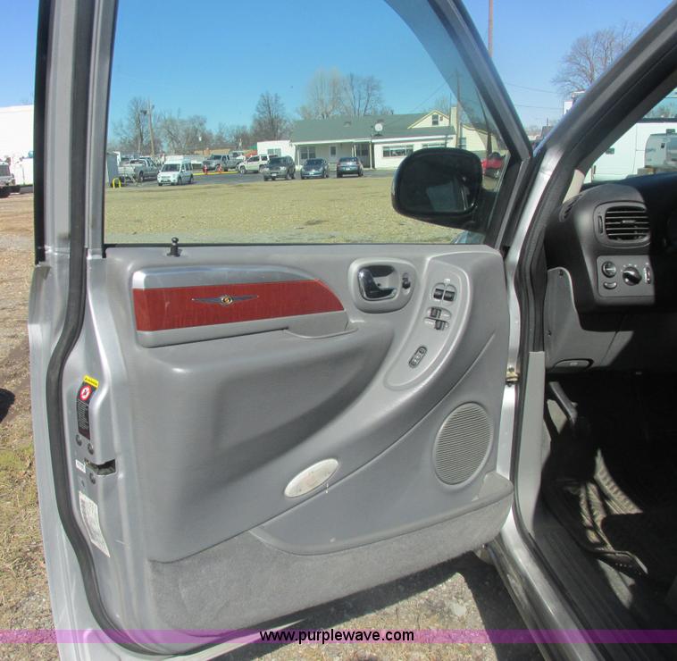image for item H7721 2005 Chrysler Town & Country Limited van