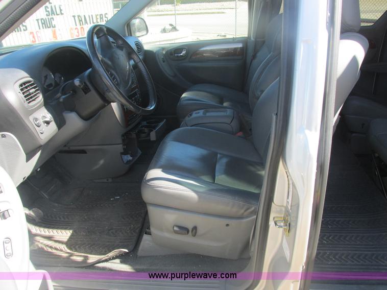 image for item H7721 2005 Chrysler Town & Country Limited van