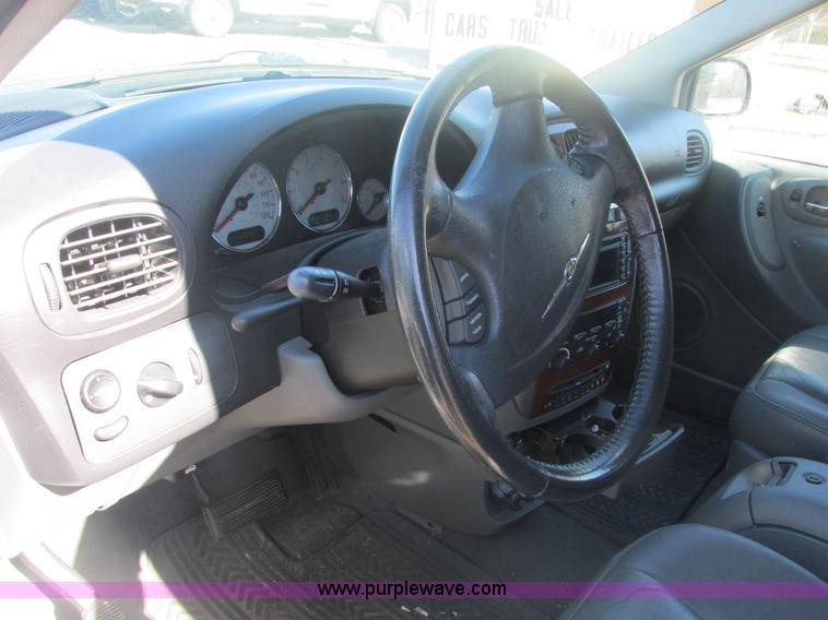 image for item H7721 2005 Chrysler Town & Country Limited van