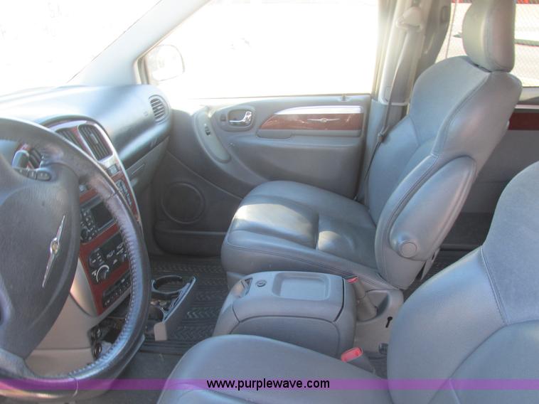image for item H7721 2005 Chrysler Town & Country Limited van