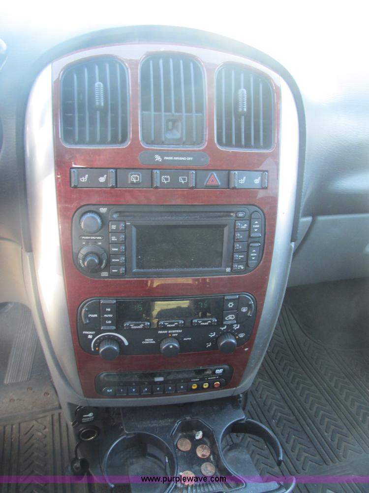 image for item H7721 2005 Chrysler Town & Country Limited van