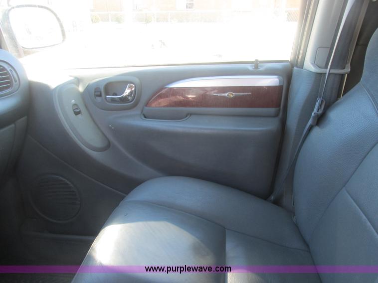 image for item H7721 2005 Chrysler Town & Country Limited van