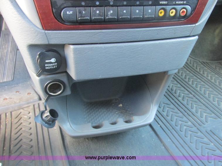 image for item H7721 2005 Chrysler Town & Country Limited van