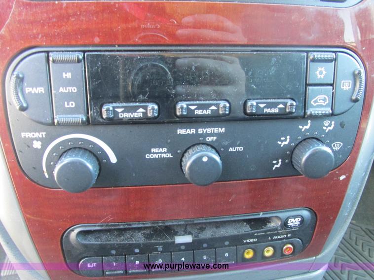 image for item H7721 2005 Chrysler Town & Country Limited van