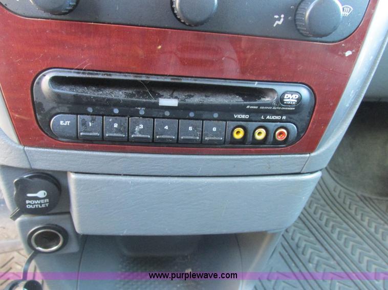 image for item H7721 2005 Chrysler Town & Country Limited van