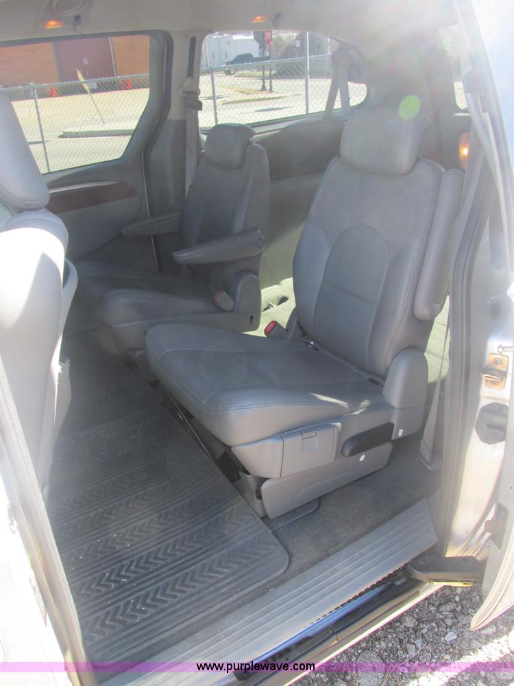 image for item H7721 2005 Chrysler Town & Country Limited van