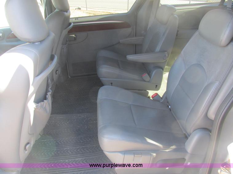 image for item H7721 2005 Chrysler Town & Country Limited van