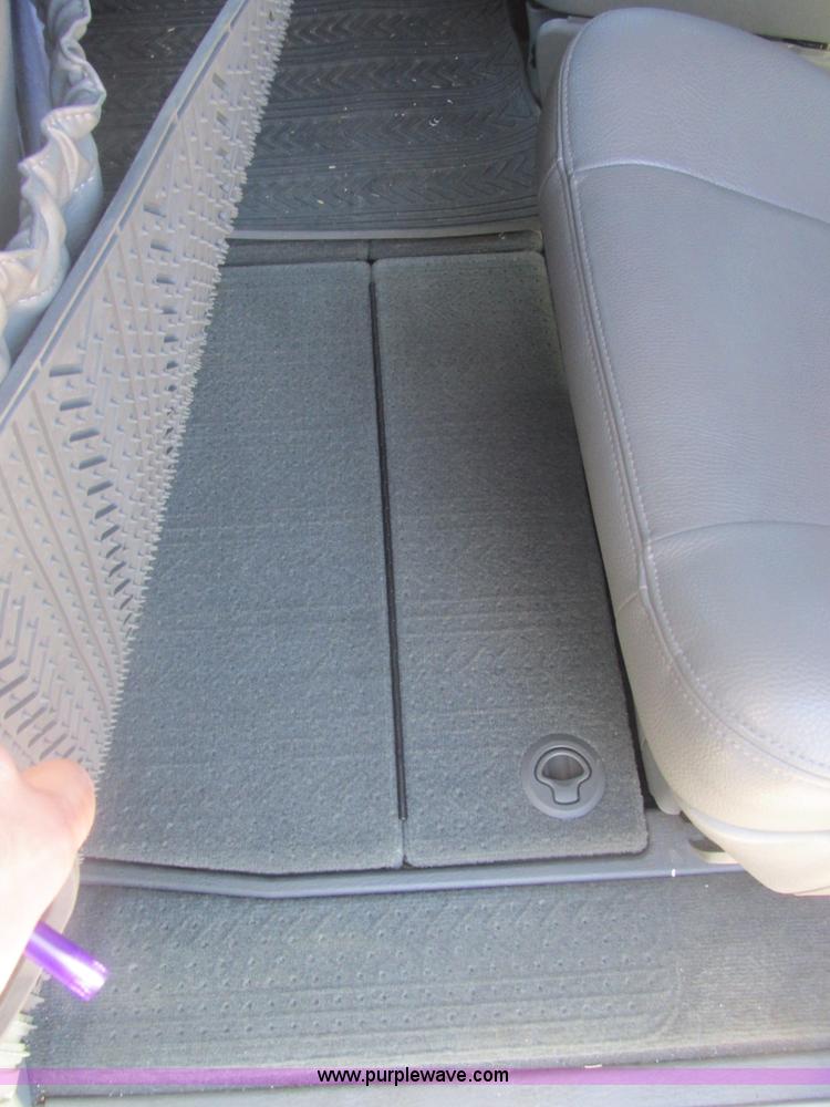 image for item H7721 2005 Chrysler Town & Country Limited van