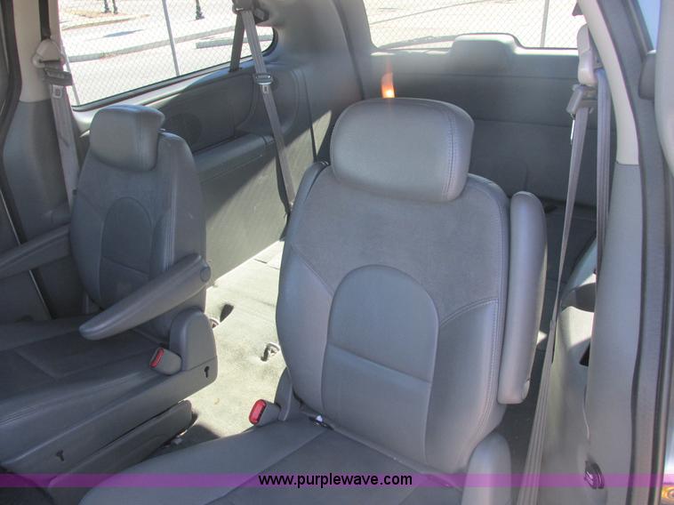 image for item H7721 2005 Chrysler Town & Country Limited van