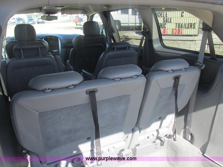 image for item H7721 2005 Chrysler Town & Country Limited van