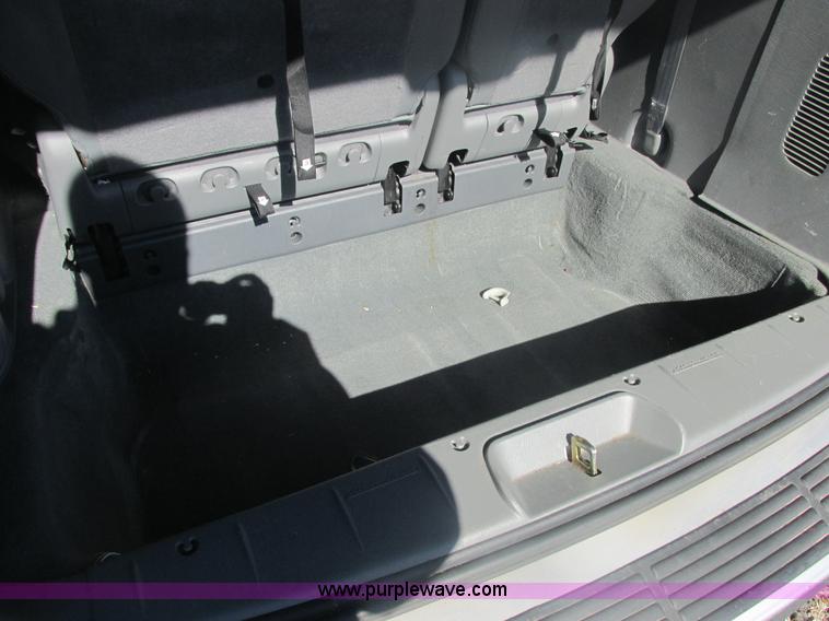image for item H7721 2005 Chrysler Town & Country Limited van